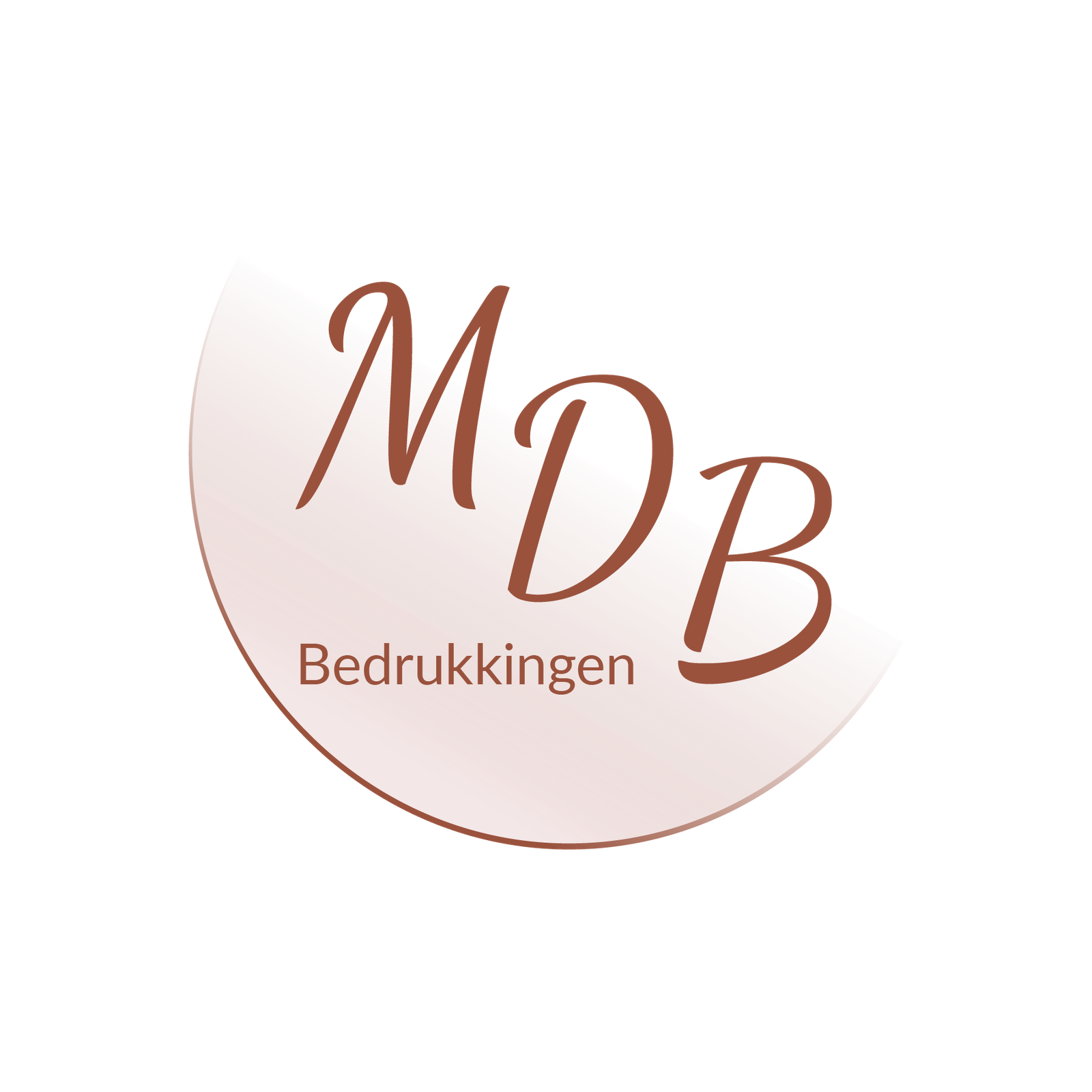 MDB Bedrukkingen logo in halfronde vorm met sierlijke bruine letters op lichtroze achtergrond met transparante randen.
