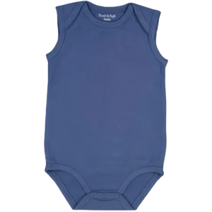 Mouwloze blauwe babyromper van katoen met ronde hals en drukknoopjes onderaan. Geschikt voor bedrukking of naam.